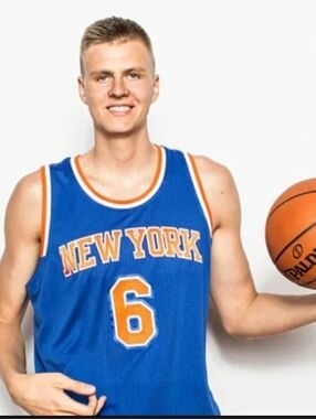 2015-16 Panini National Treasures-Kristaps Porzingis Rookie Patch 77/86. R2S!!